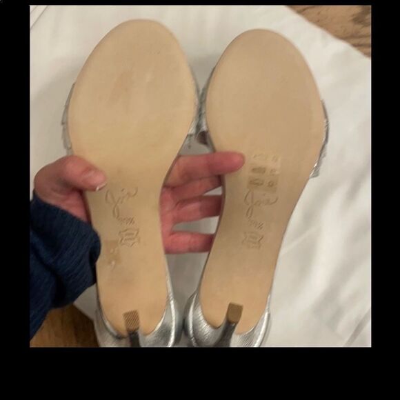 JOIE SILVER LEATHER RUFFLED FRONT SANDALS.… - Picture 6 of 8